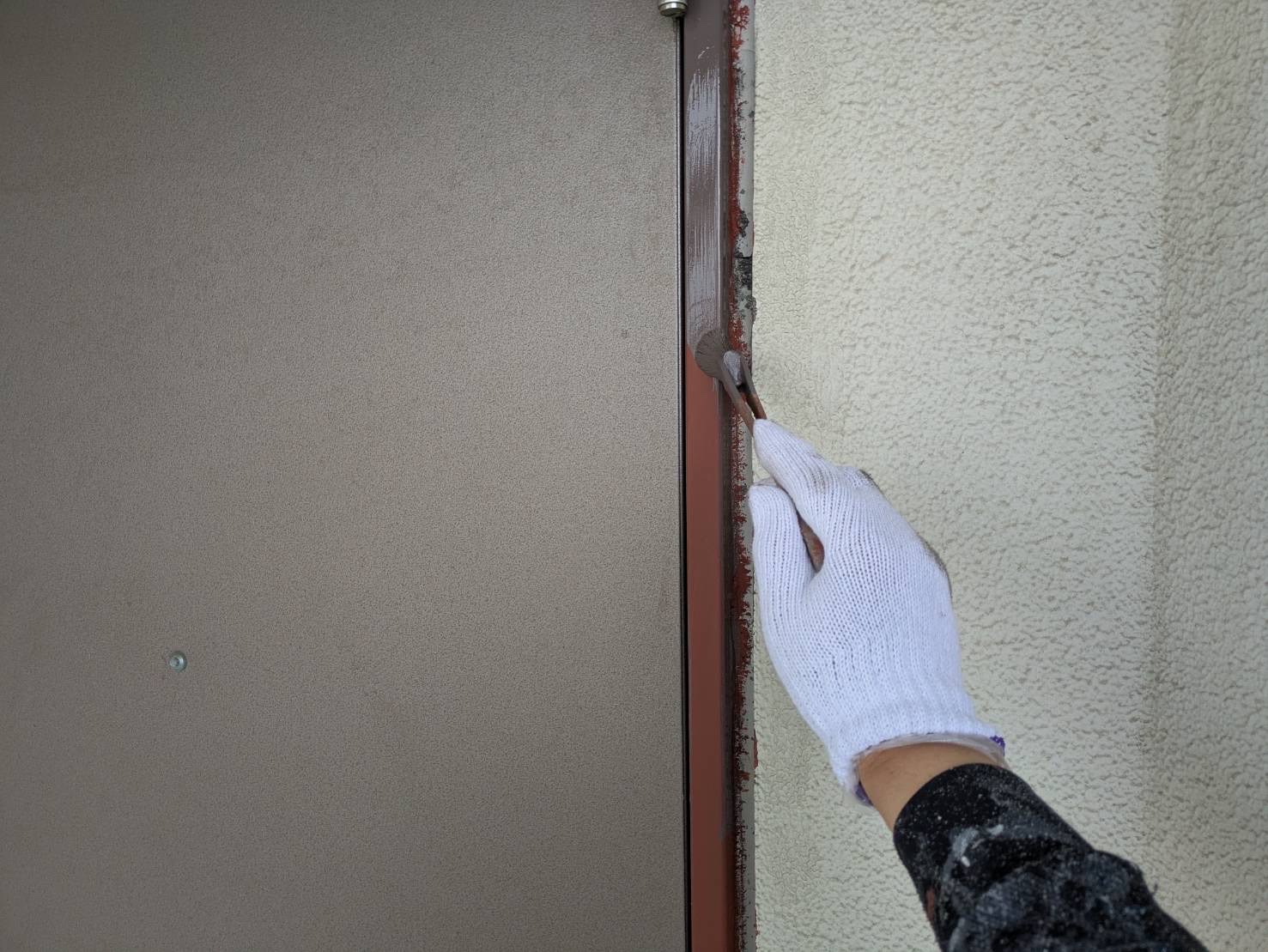 パッキン材への塗装が原因で鉄扉が開かなくなった。