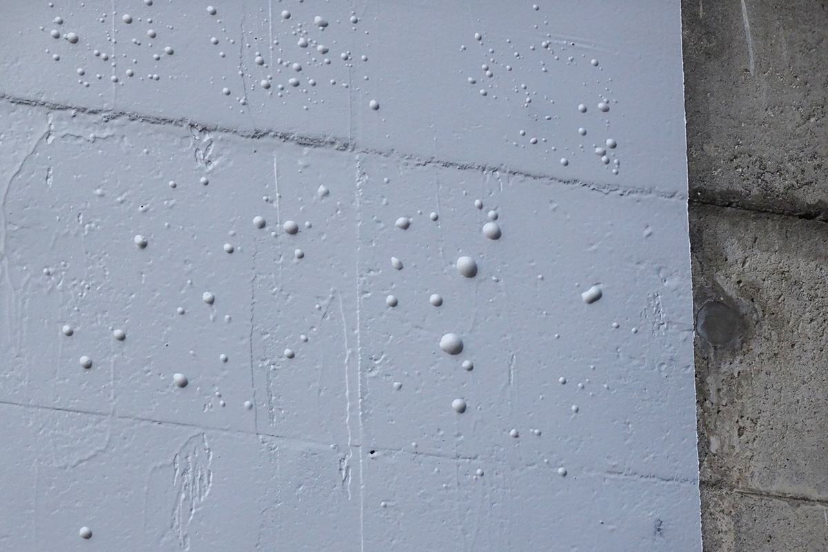 仕上がったばかりの壁にフクレが！